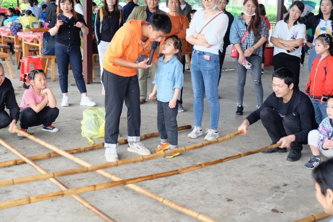 童年差别Young，，稻花香里亲子欢——鸿运国际智能组织开展六一亲子活动