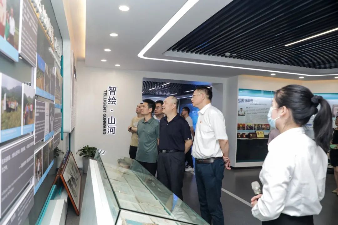 国防科大北斗团队考察鸿运国际智能