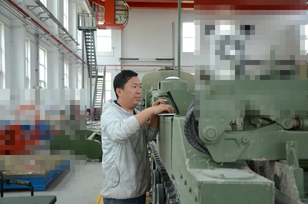 致敬！！！战斗在风沙中的特种装备团队