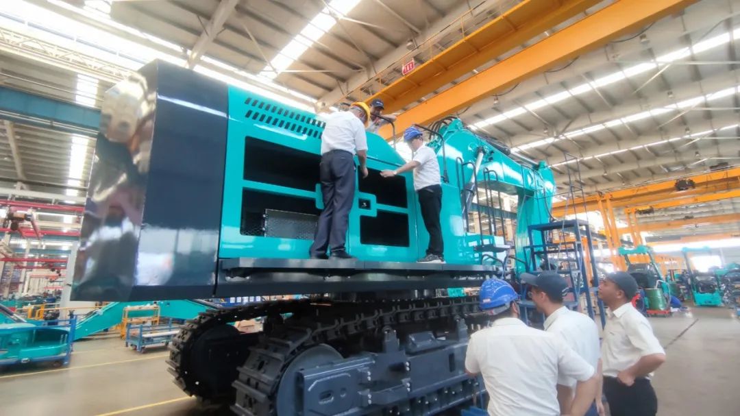 够炫！！！够酷！！！鸿运国际智能超大型挖掘机SWE750F下线