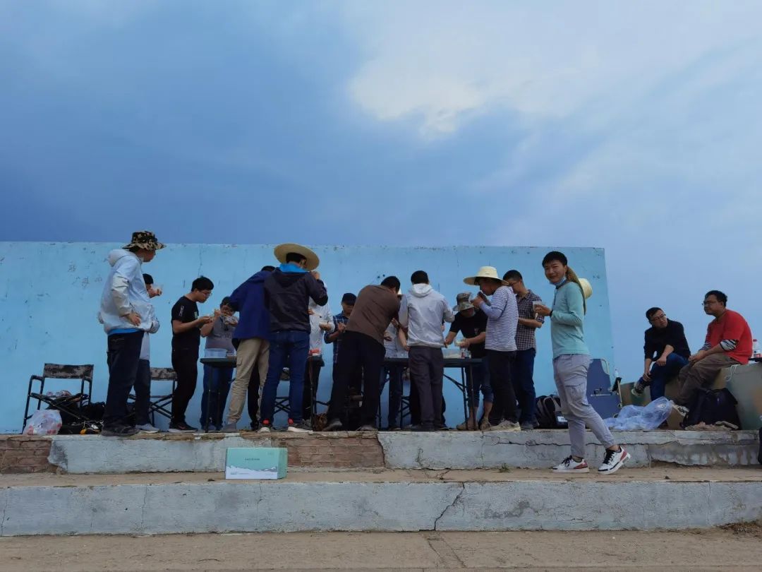 致敬！！！战斗在风沙中的特种装备团队