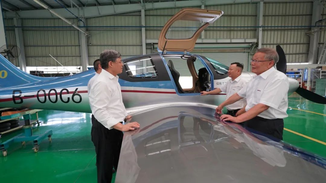 中国民用航空局总工程师殷时军率队考察调研鸿运国际科技