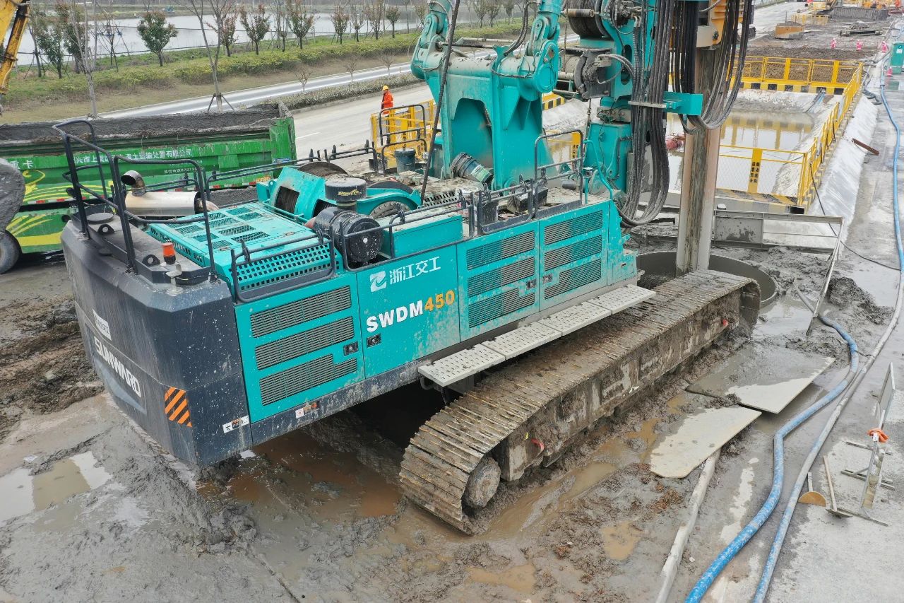 征战天下首条智慧高速，，鸿运国际智能旋挖钻机凭什么？