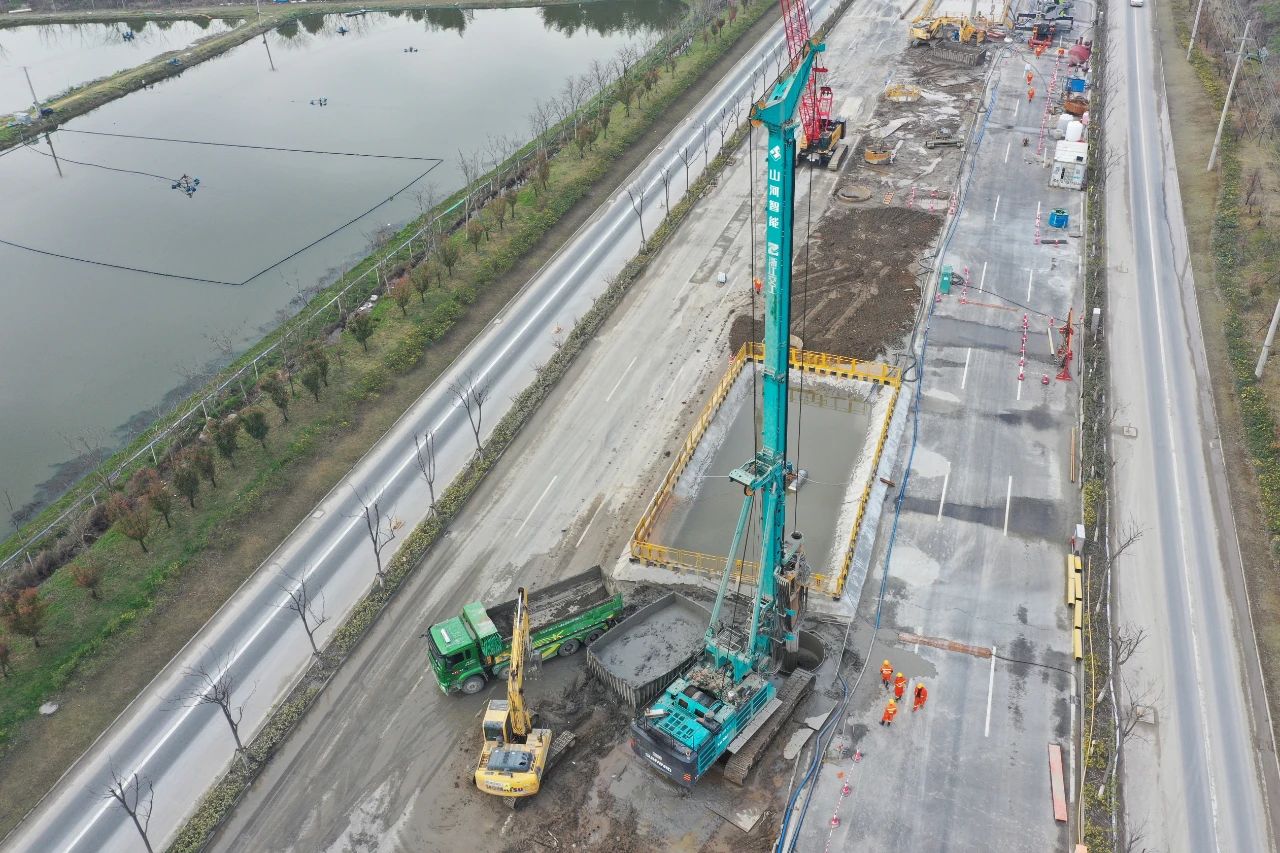 征战天下首条智慧高速，，鸿运国际智能旋挖钻机凭什么？