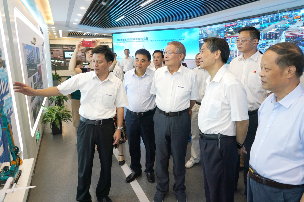 湖南省老科学手艺事情者一行到访鸿运国际智能