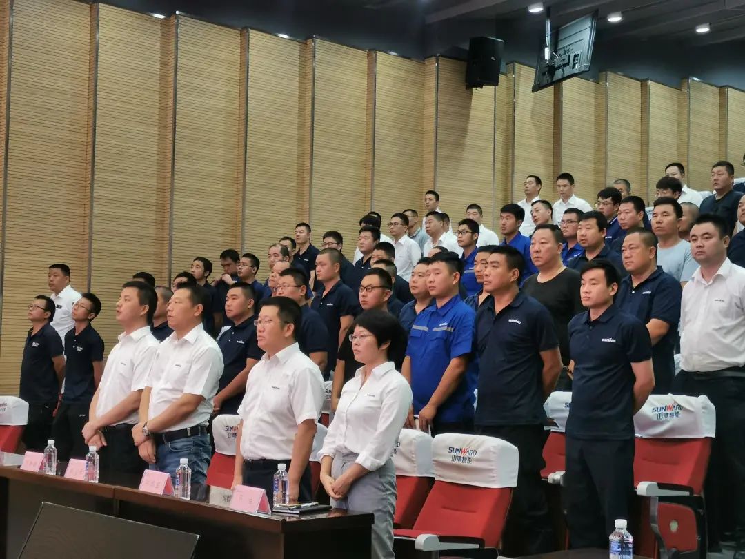 鸿运国际智能挖掘机事业部启动2021服务手艺评定暨服务万里行总结大会