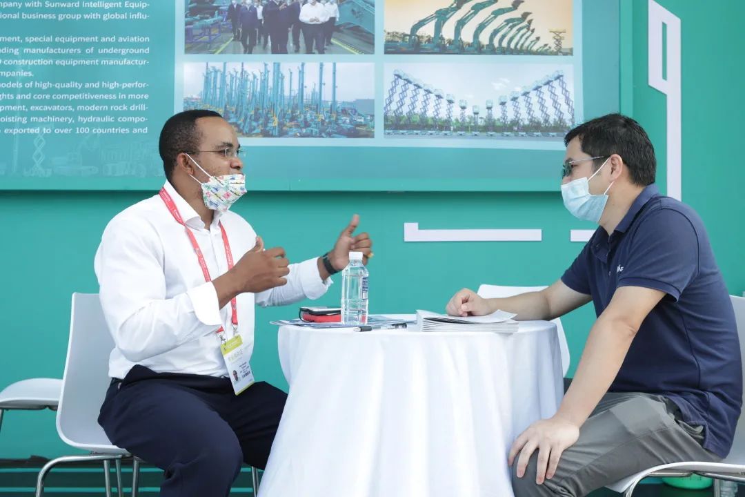 亮相中非经贸博览会！！！鸿运国际智能尽展工程机械国产品牌魅力