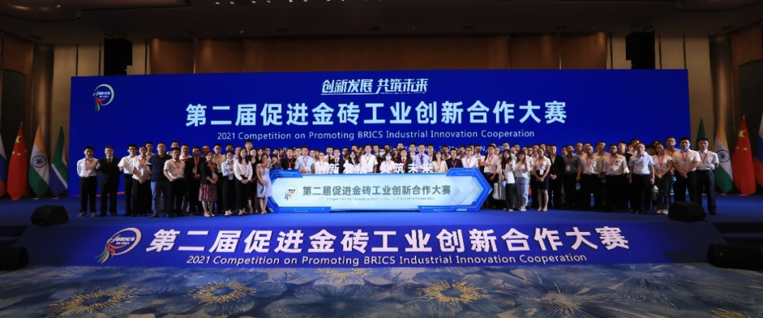 点赞！鸿运国际智能液压混淆动力挖掘机项目荣获这个优异项目奖→