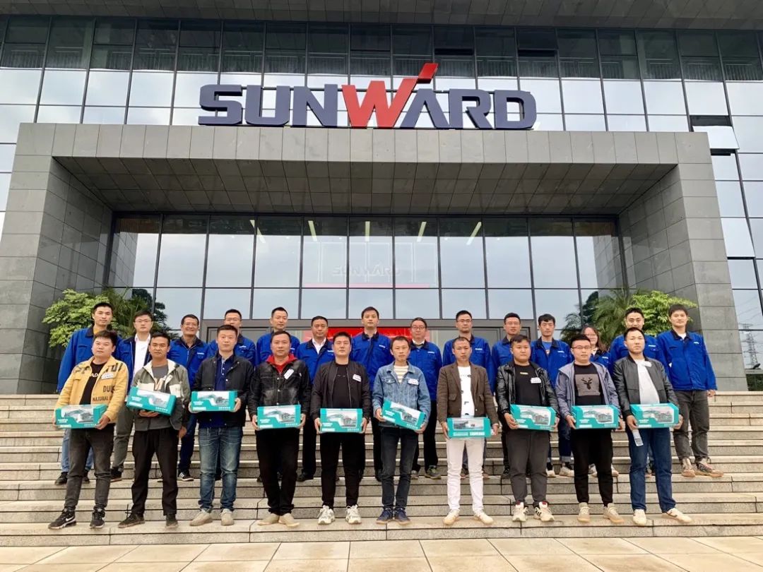 一起来“找茬”！10位“超等体验官”试驾鸿运国际智能最新“F系列”挖掘机