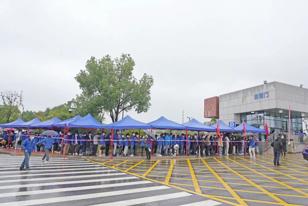 采样完成率近100%！！！鸿运国际智能第一时间开展全员核酸检测，，，包管清静生产