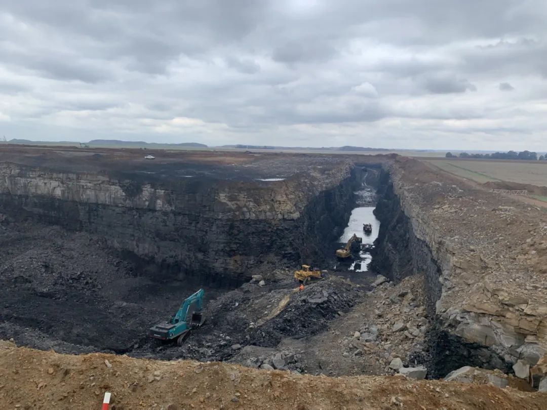 挑战矿山难题！鸿运国际智能95吨级矿用挖掘机乐成进入非洲市场