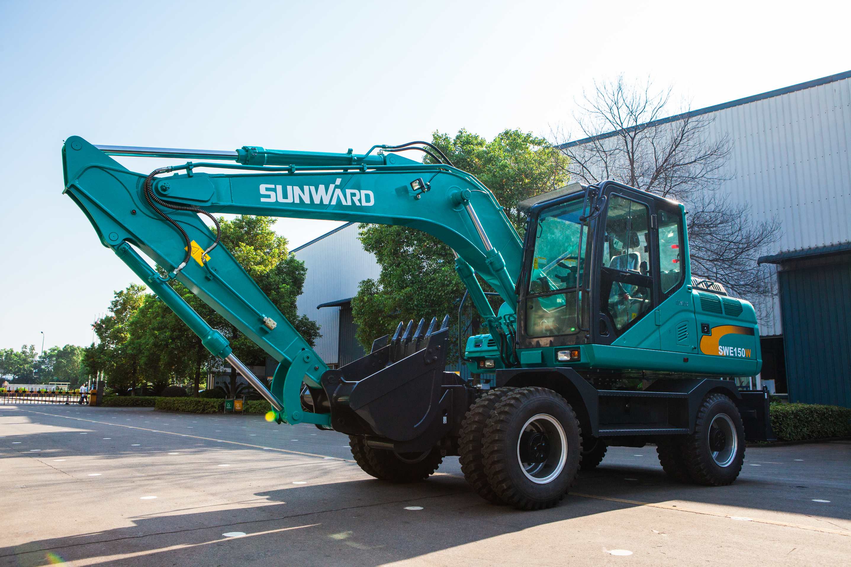 轮胎式挖掘机和履带式挖掘机，，你更看好哪个？？