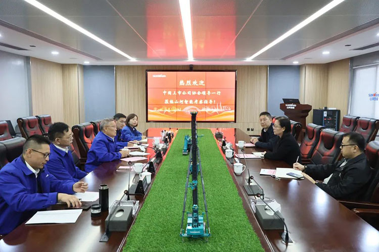 中国上市公司协会党委委员、、副秘书长刘翠兰一行调研鸿运国际智能