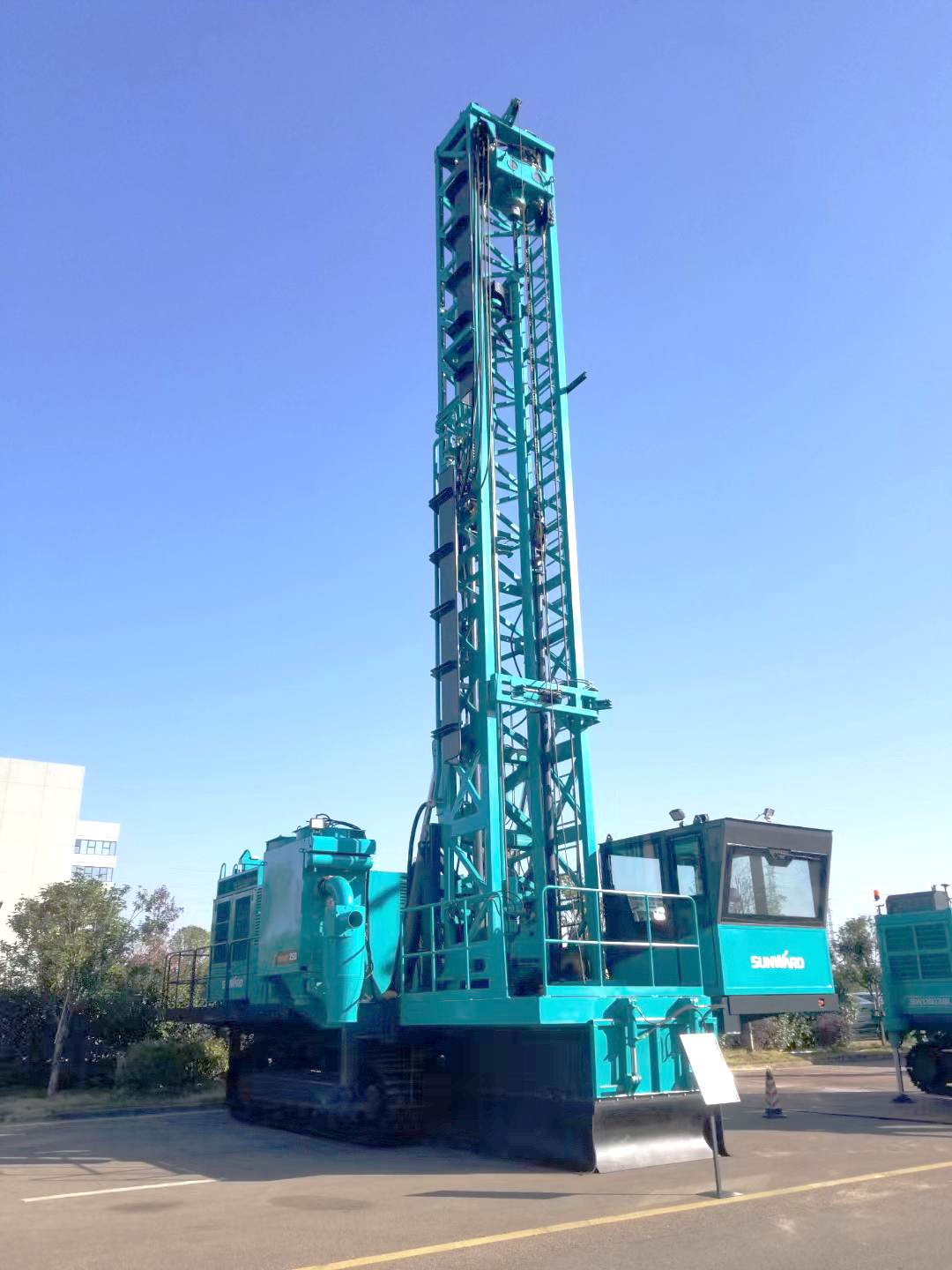 两种钻进模式+更大扭矩！！鸿运国际智能自主研制的全液压牙轮钻机下线