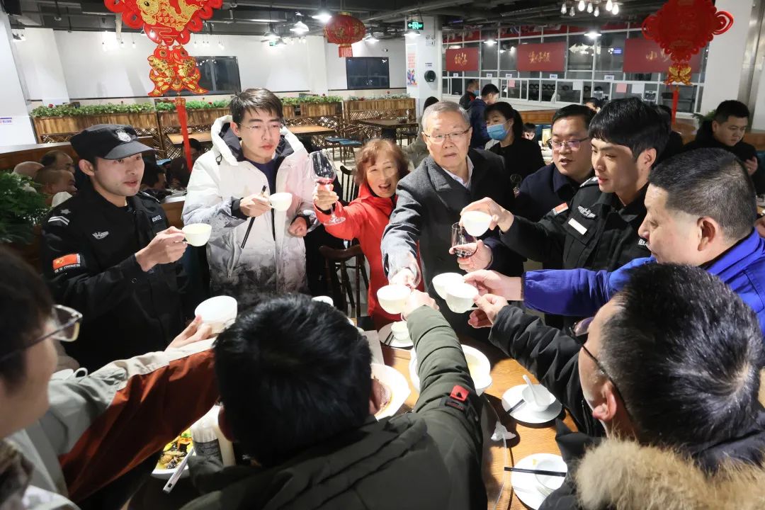 鸿运国际智能董事长何清华与留厂员工一起过大年！！