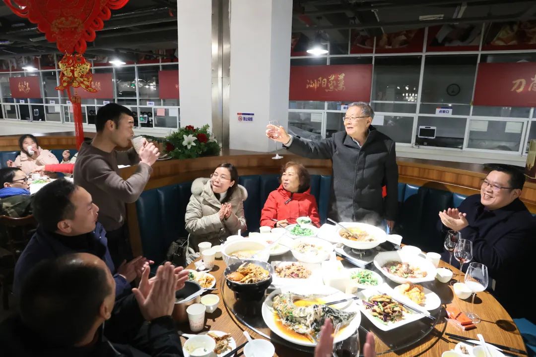 鸿运国际智能董事长何清华与留厂员工一起过大年！！