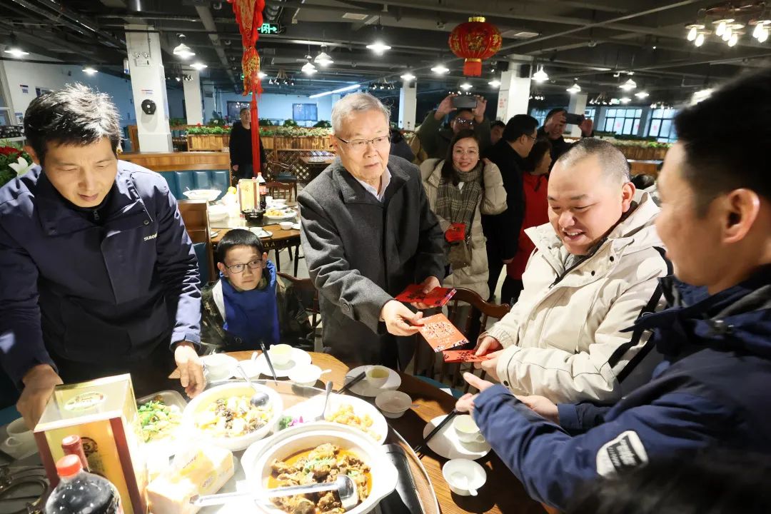鸿运国际智能董事长何清华与留厂员工一起过大年！！