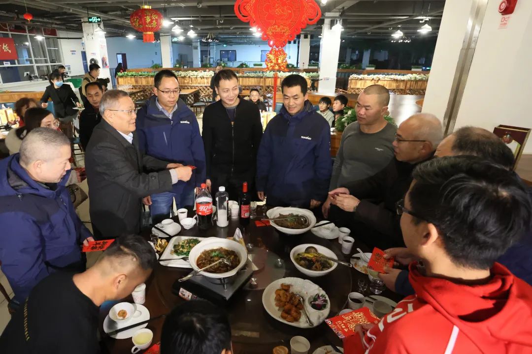 鸿运国际智能董事长何清华与留厂员工一起过大年！！