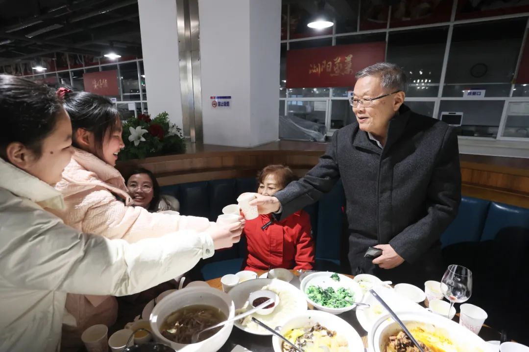 鸿运国际智能董事长何清华与留厂员工一起过大年！！