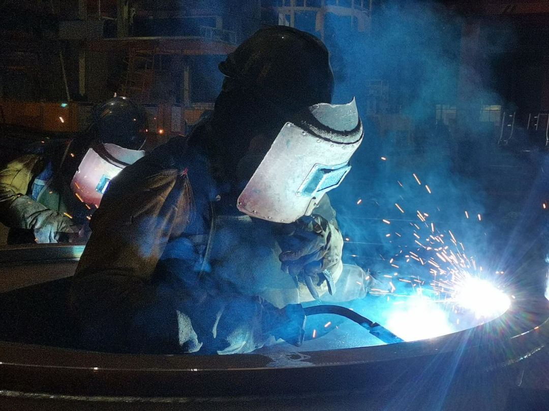 鸿运国际匠心 | 一把焊枪“点亮”绚烂人生