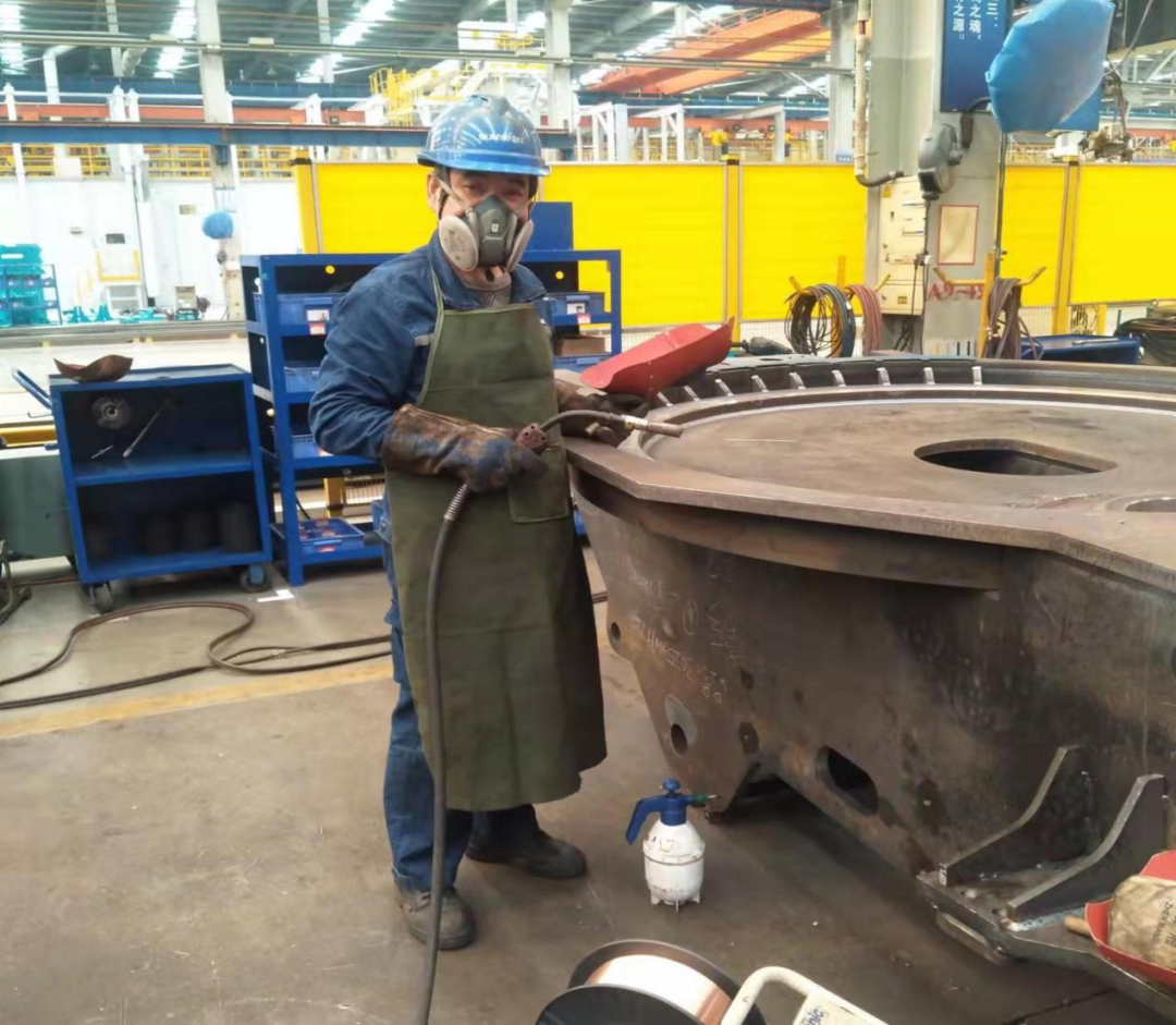 鸿运国际匠心 | 一把焊枪“点亮”绚烂人生