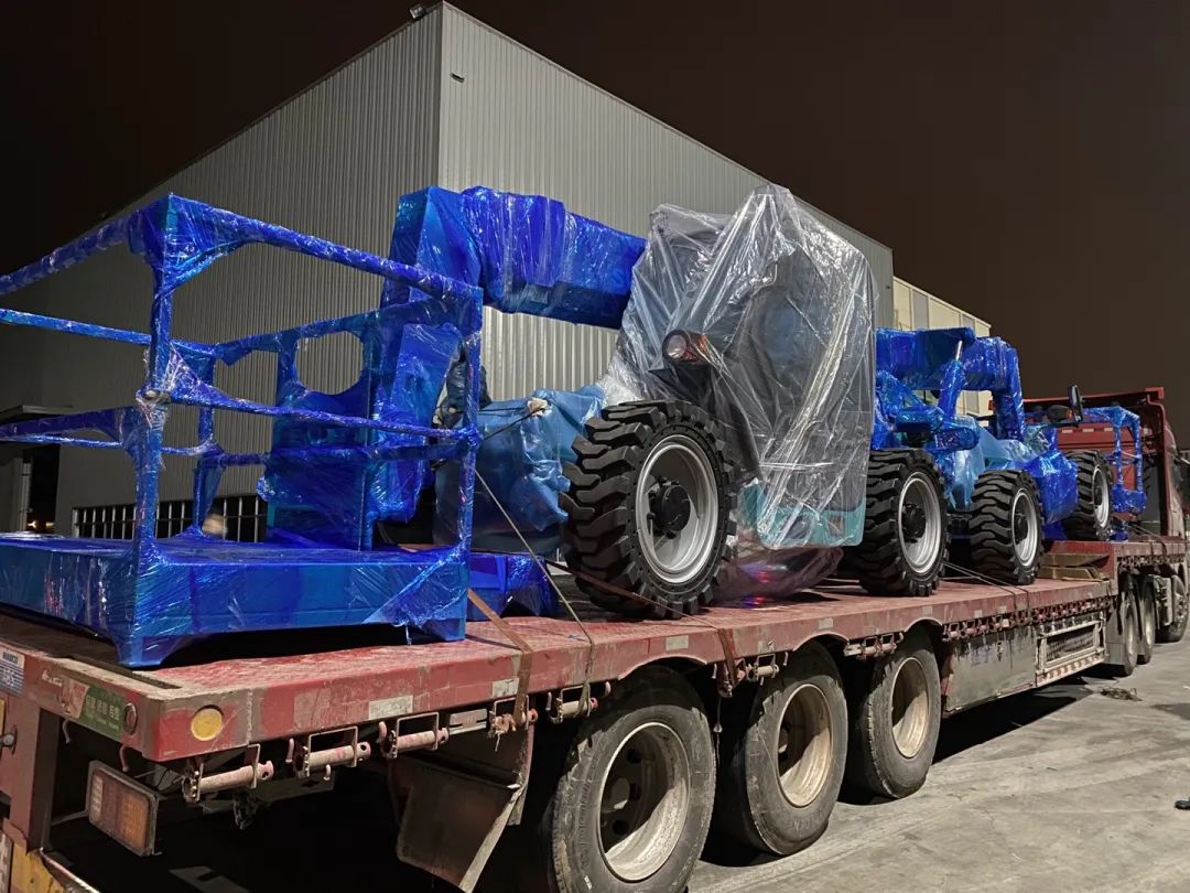 伸缩臂叉装车发往塞尔维亚！！！鸿运国际智能持续助力“一带一起”建设