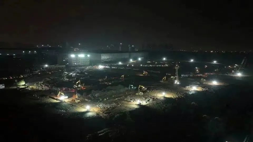 冲锋一线显继承！鸿运国际智能挖掘机助力长沙方舱医院建设