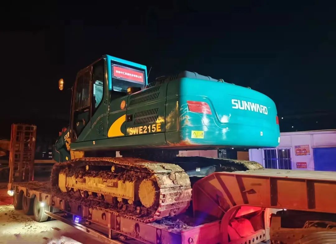 冲锋一线显继承！鸿运国际智能挖掘机助力长沙方舱医院建设