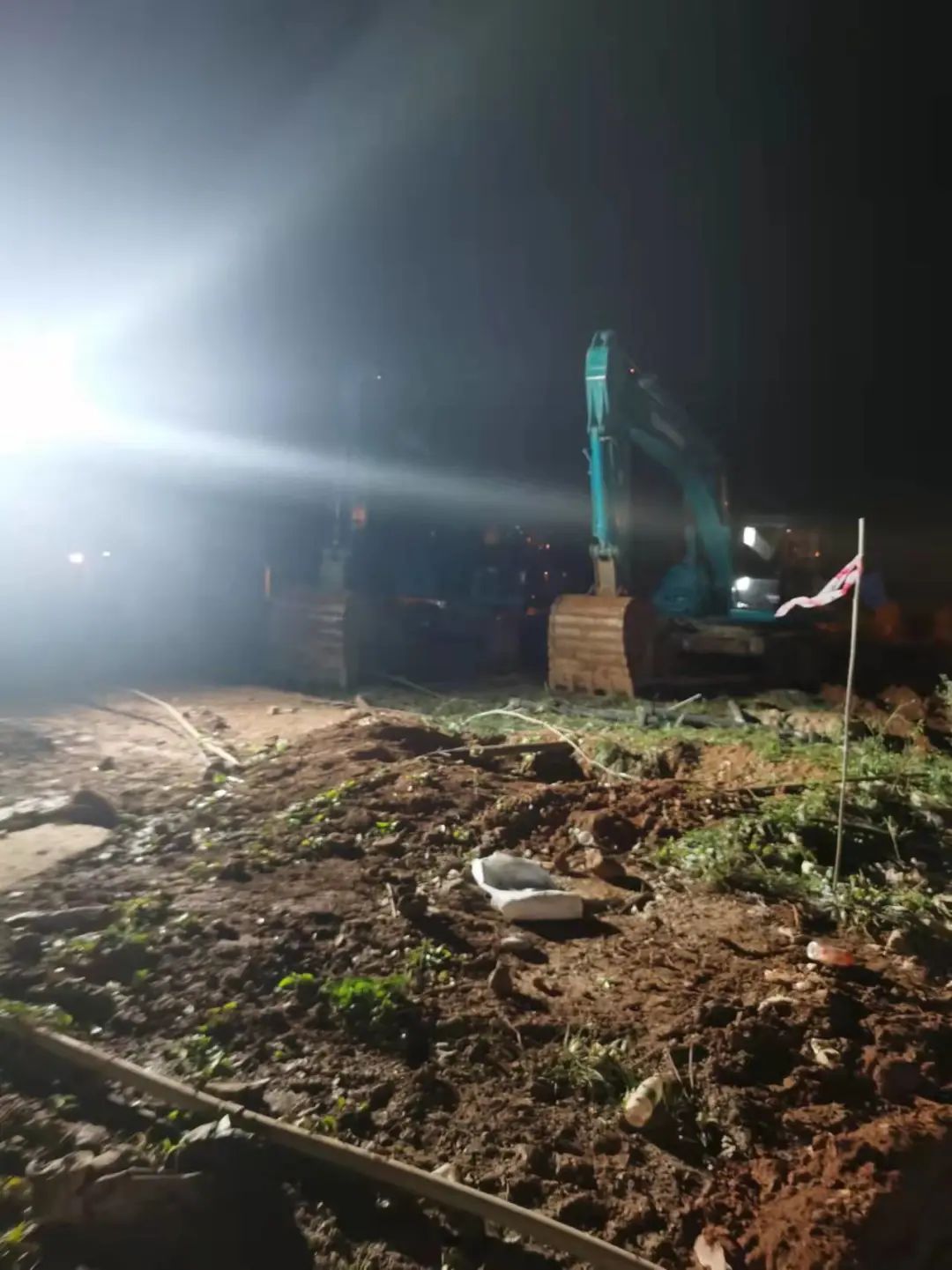 冲锋一线显继承！鸿运国际智能挖掘机助力长沙方舱医院建设