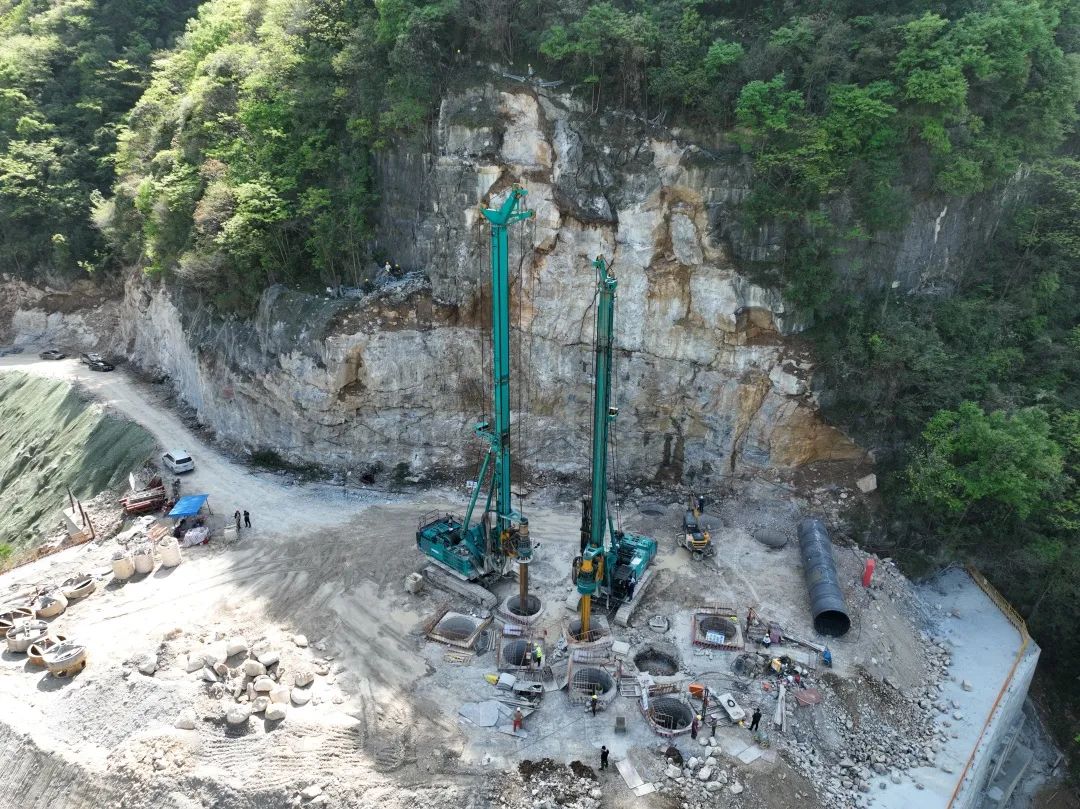 展现施工“奇效”！！！鸿运国际智能旋挖钻机强势助力炉慈高速公路建设