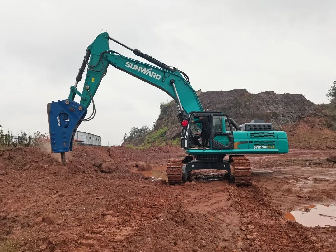 再现交机热潮！！！鸿运国际智能中大挖持续向市场进军