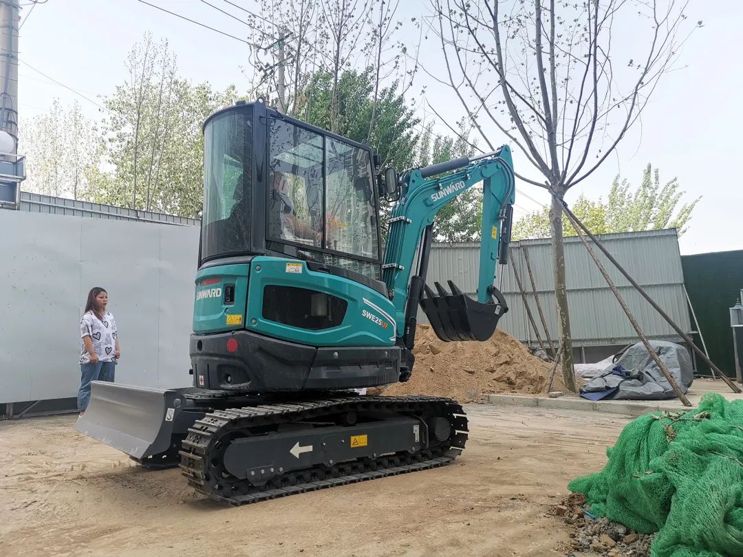 冲、、、冲、、、冲！！！带您感受鸿运国际智能挖掘机火热交机时刻