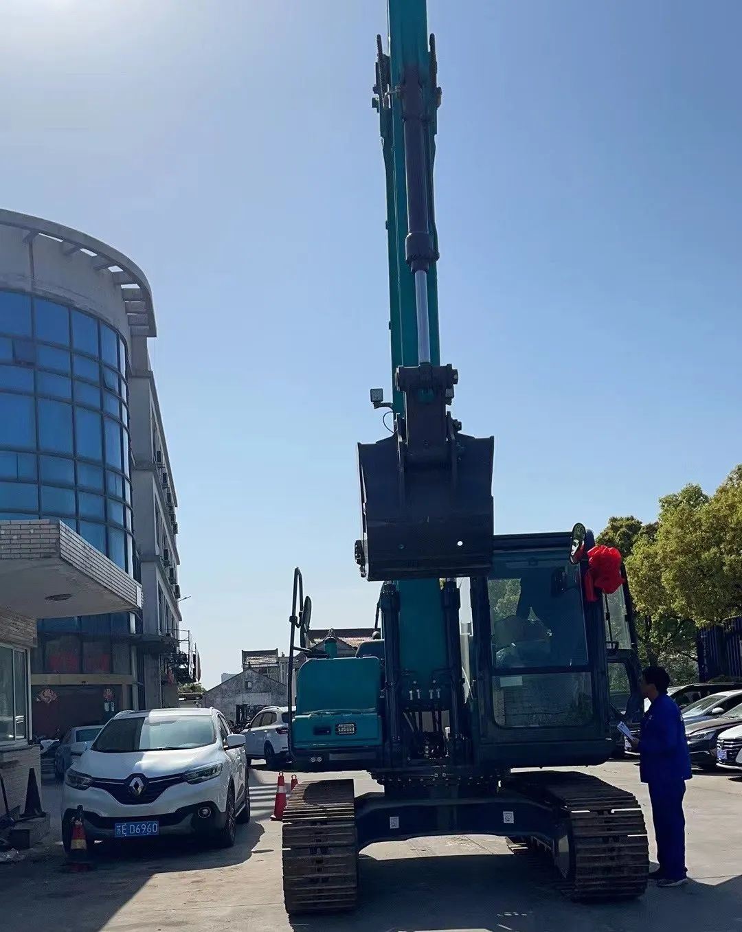 防疫、、交机两手抓！鸿运国际智能挖掘机顺遂交付获好评