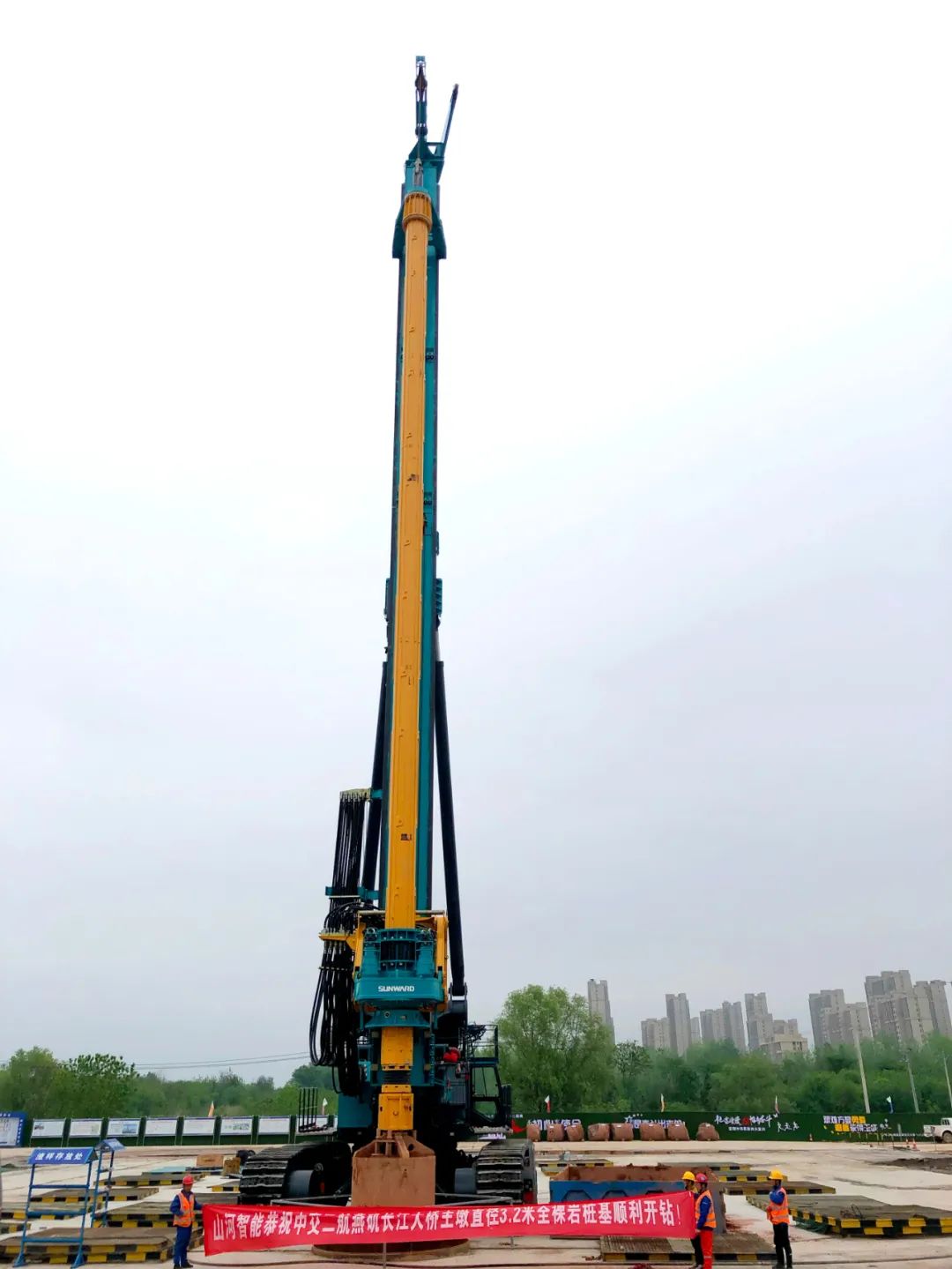 再啃“硬骨头”！！鸿运国际智能“超等桩备”助建燕矶长江大桥