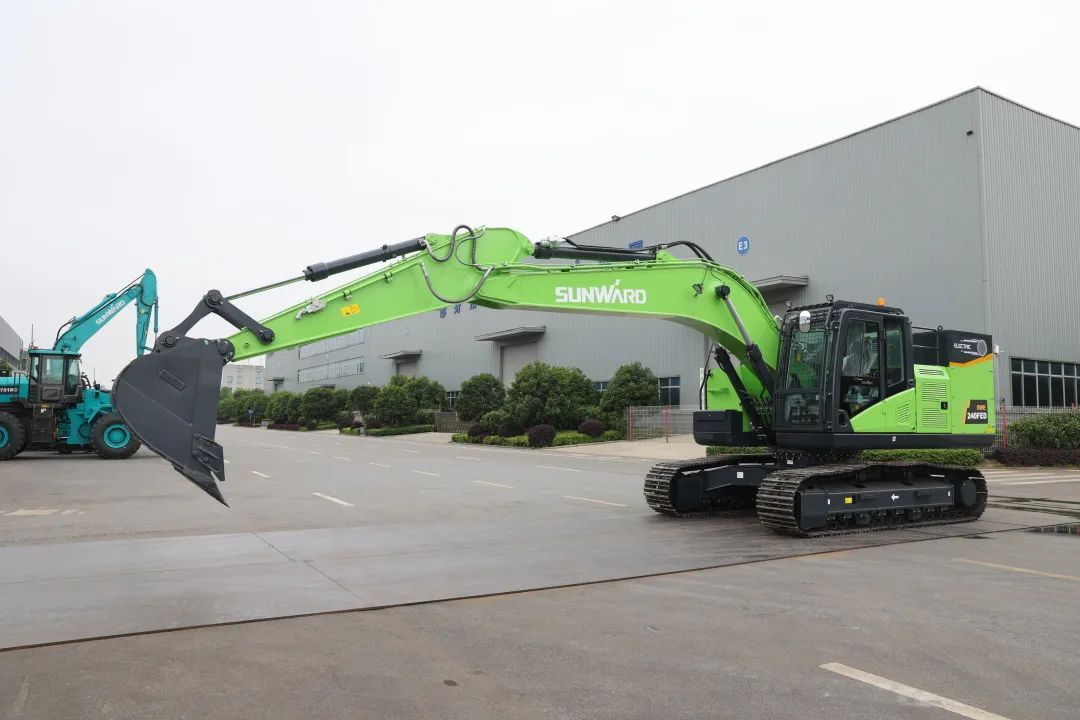 征战川藏铁路！鸿运国际智能新一代电动挖掘机乐成交付