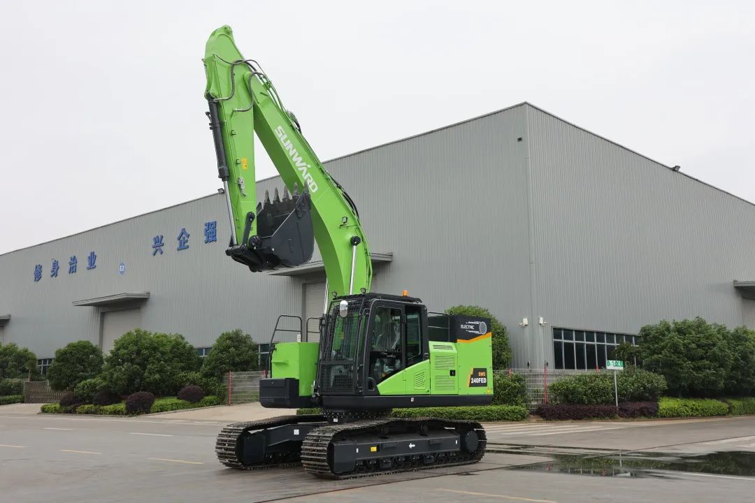 征战川藏铁路！鸿运国际智能新一代电动挖掘机乐成交付