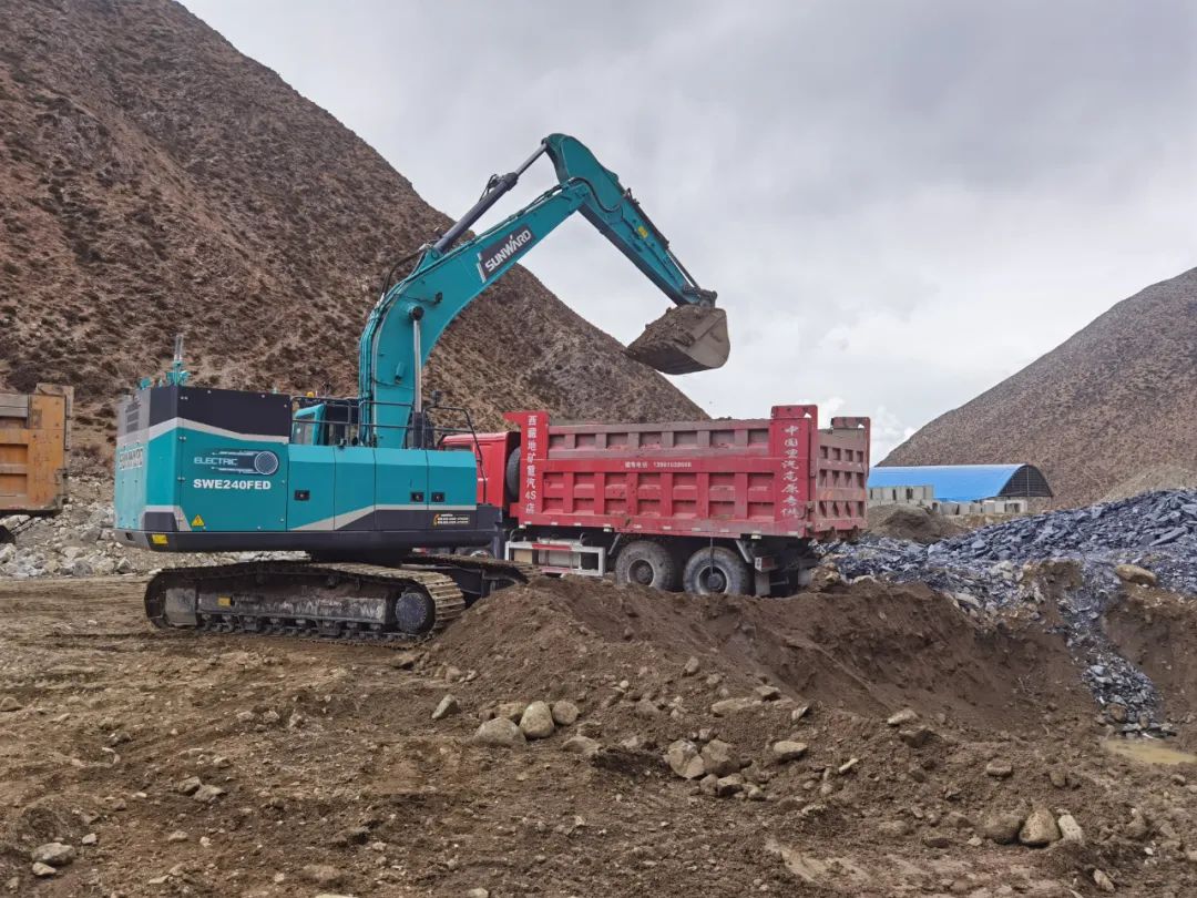 征战川藏铁路！鸿运国际智能新一代电动挖掘机乐成交付