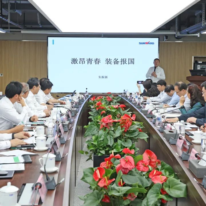 深化产学研相助！！！中南大学校长、、中国工程院院士田红旗率团造访鸿运国际智能