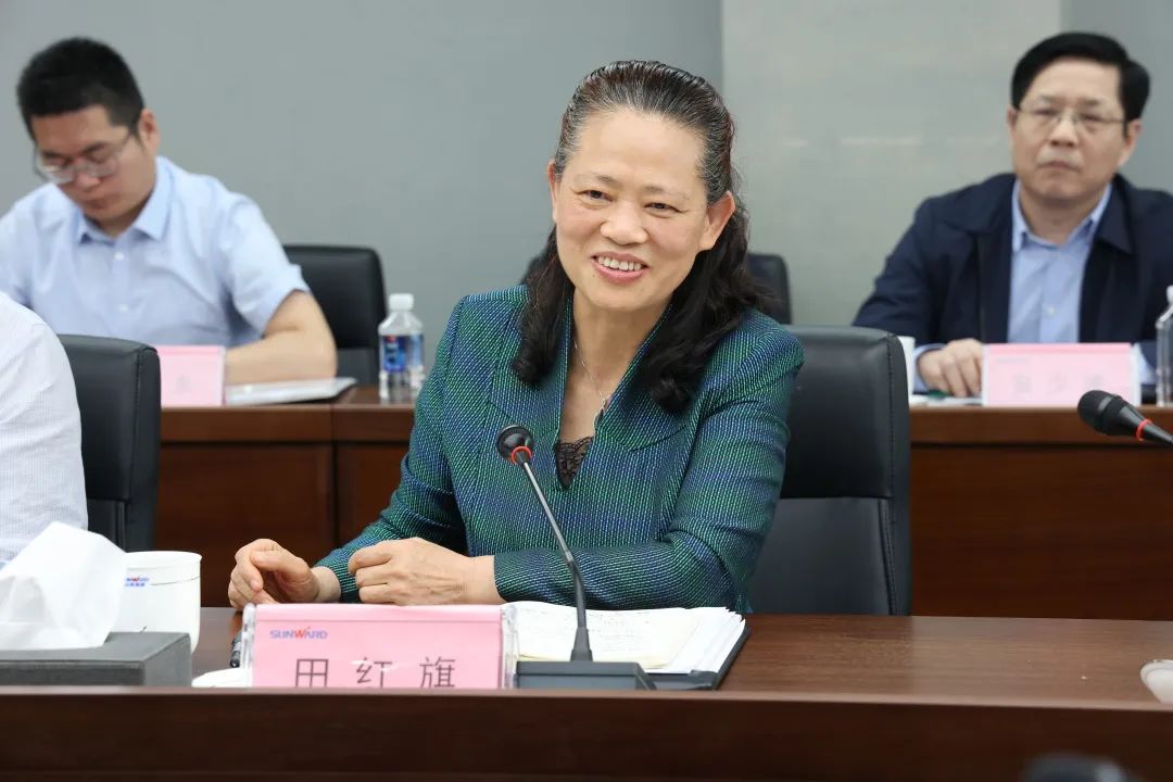 深化产学研相助！！！中南大学校长、、中国工程院院士田红旗率团造访鸿运国际智能