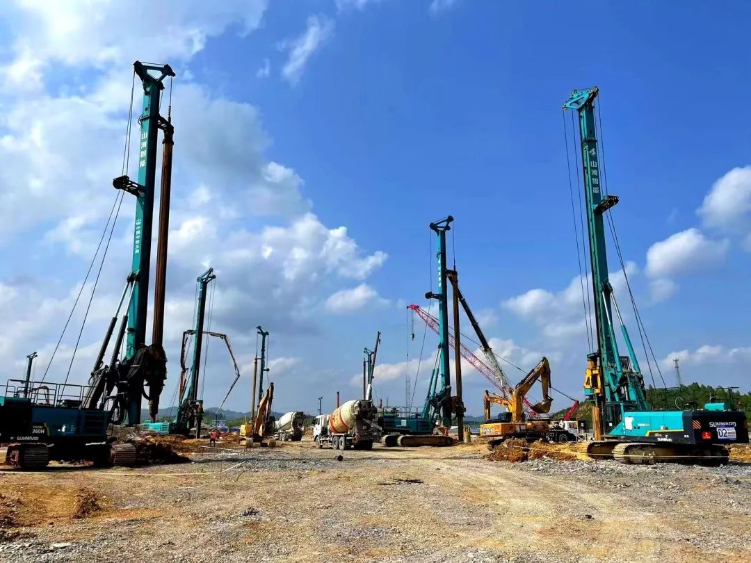 打桩“神器”再露锋芒！！鸿运国际智能旋挖钻机助力贵阳贵安新区负极质料项目加速建设