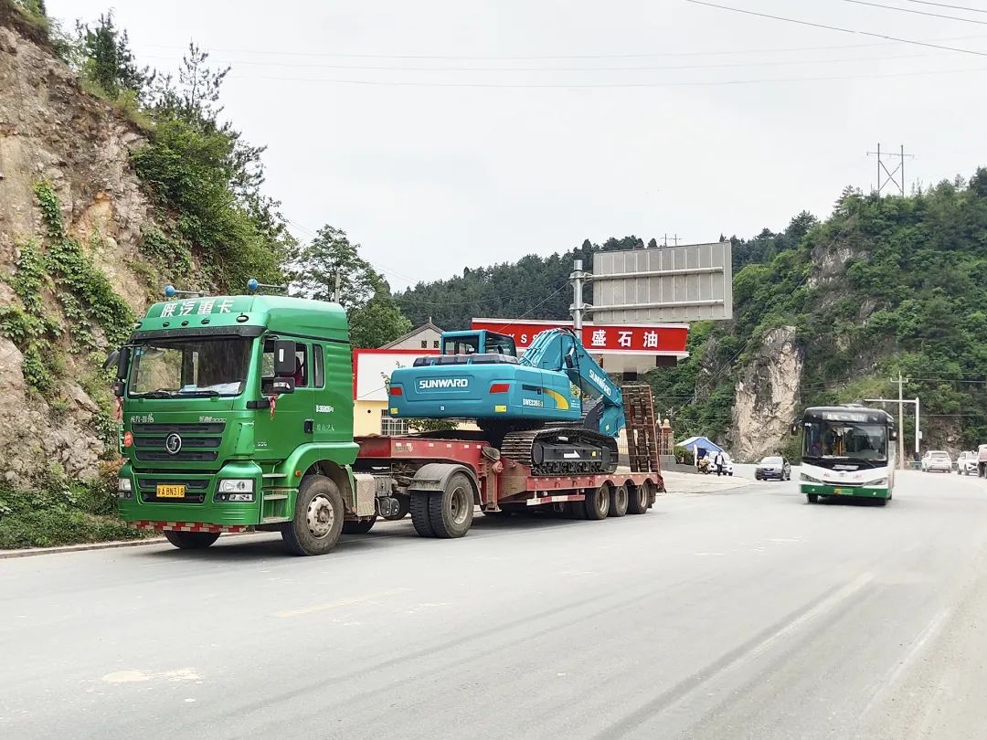 三员鸿运国际挖机“悍将”收服“铁粉”一枚，，，凭什么？？？