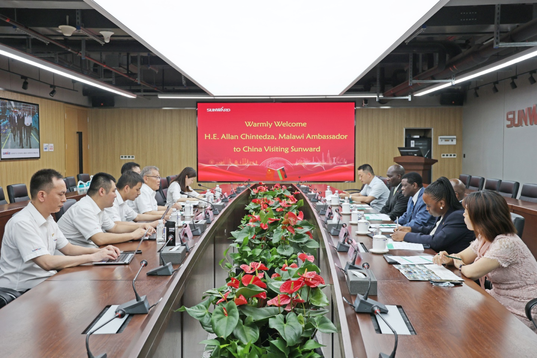 马拉维大使一行考察鸿运国际智能