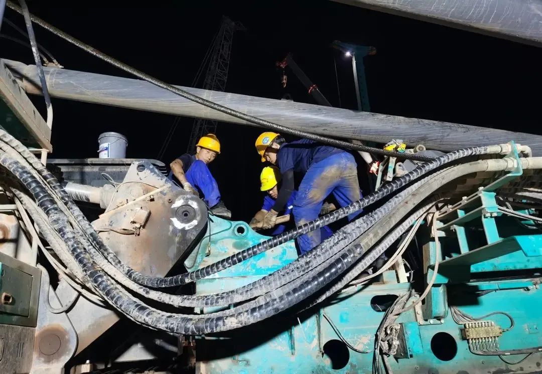 “创立施工事业！！”他们和鸿运国际智能“超等桩备”一起助建燕矶长江大桥