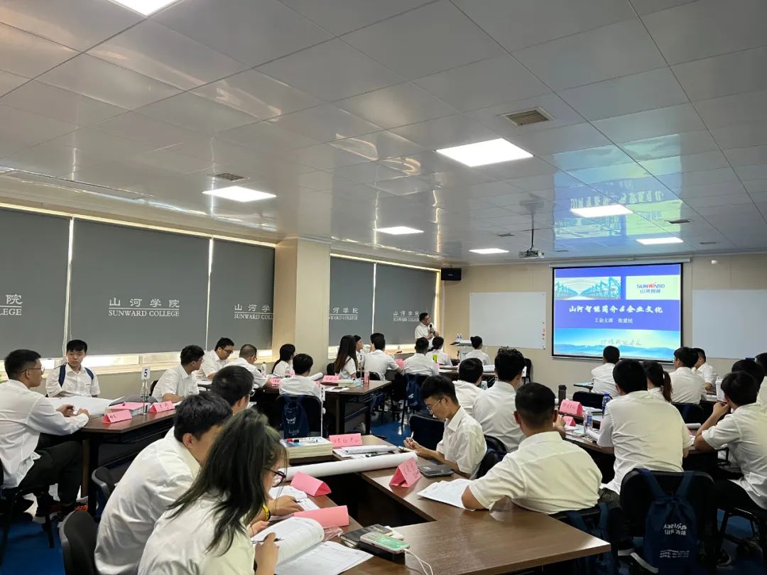 校招 | 盛夏七月，这群“向着太阳奔驰”的少年来鸿运国际智能啦！！