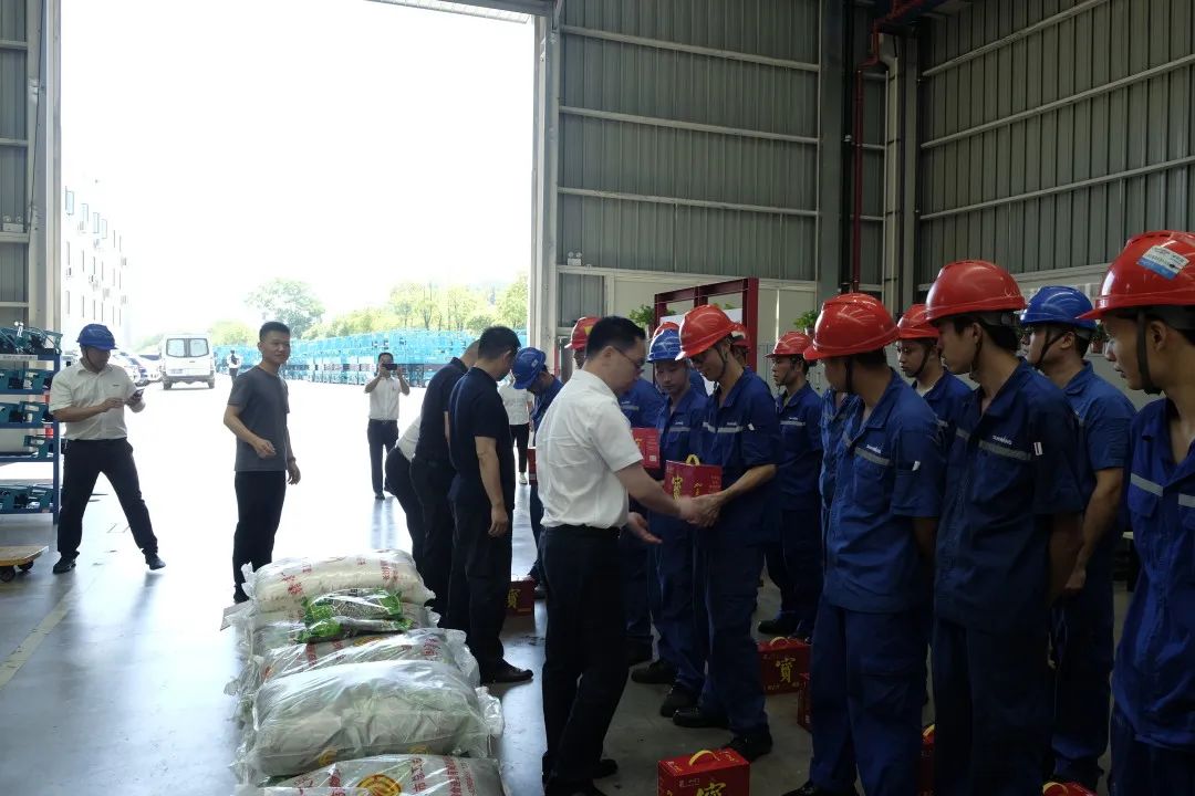 长沙市总工会慰问鸿运国际智能一线员工