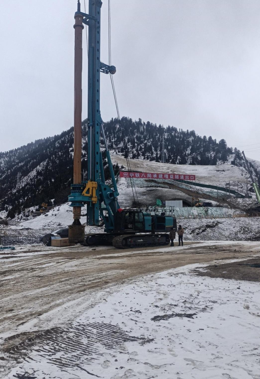 决战“天下之巅”！！鸿运国际智能旋挖钻机实力助建川藏铁路