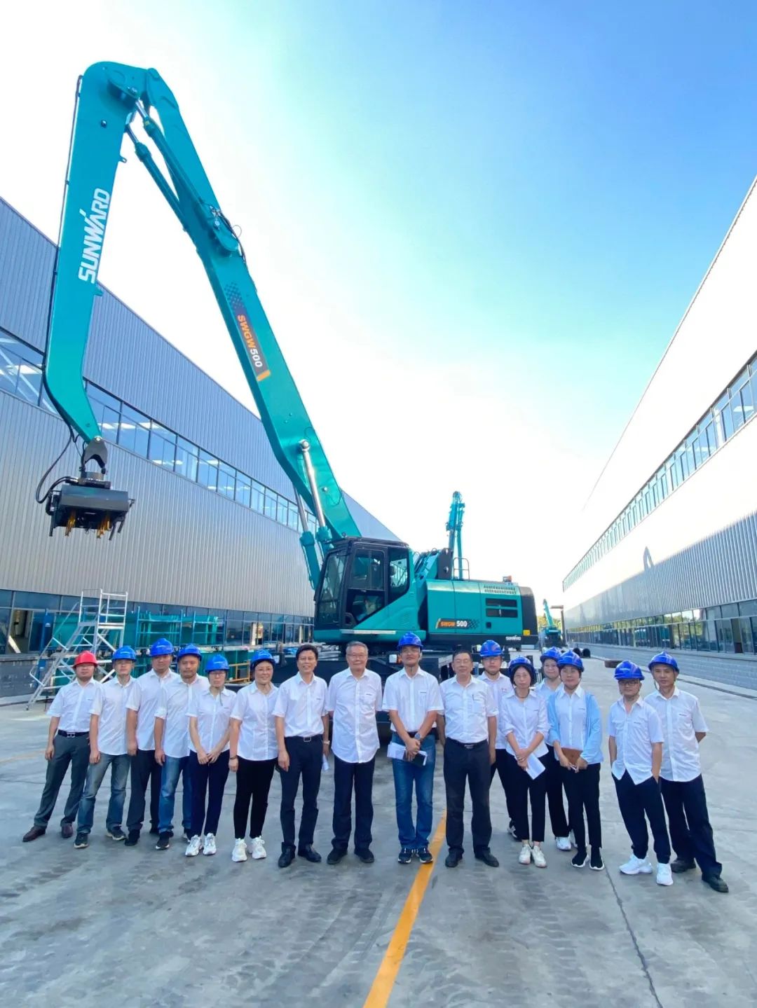 作业幅度达18米，，鸿运国际智能首台轮式抓料机乐成下线