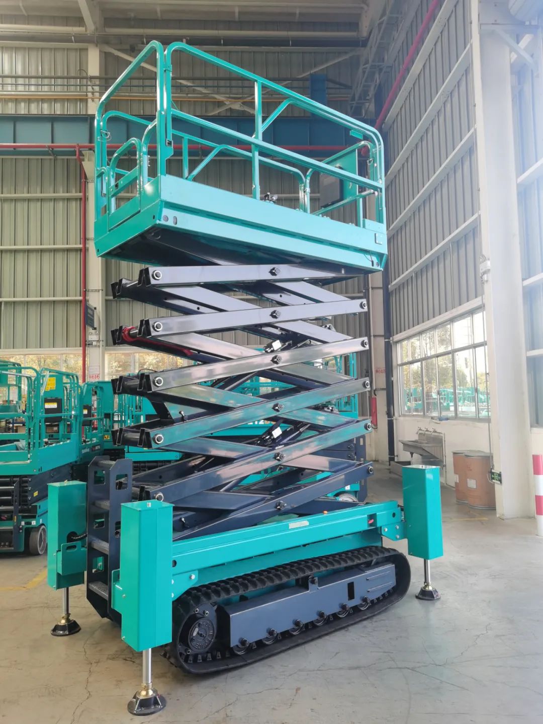 加速电动化产品结构，，，鸿运国际智能第一款履带剪叉式高空作业平台来了！