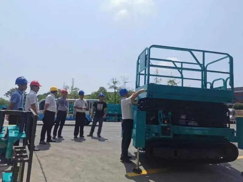 加速电动化产品结构，，，鸿运国际智能第一款履带剪叉式高空作业平台来了！