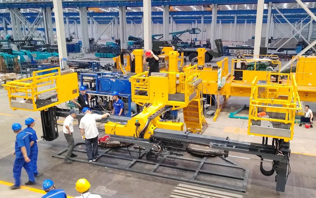 为铁路运输保驾护航！鸿运国际智能自主研制首套三平台作业装置乐成交付